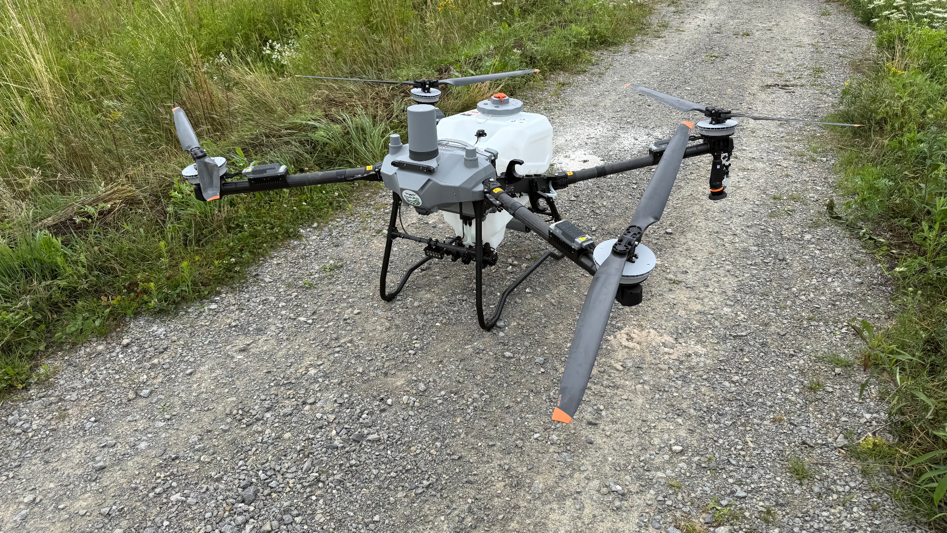 Dron rolniczy DJI Agras przygotowany do oprysku pola